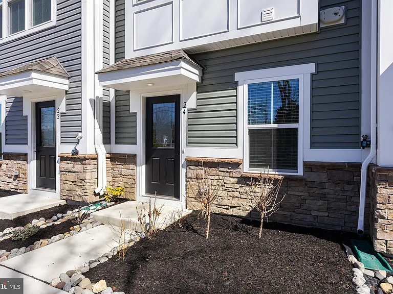 24 Sidney Ln — Photo 2