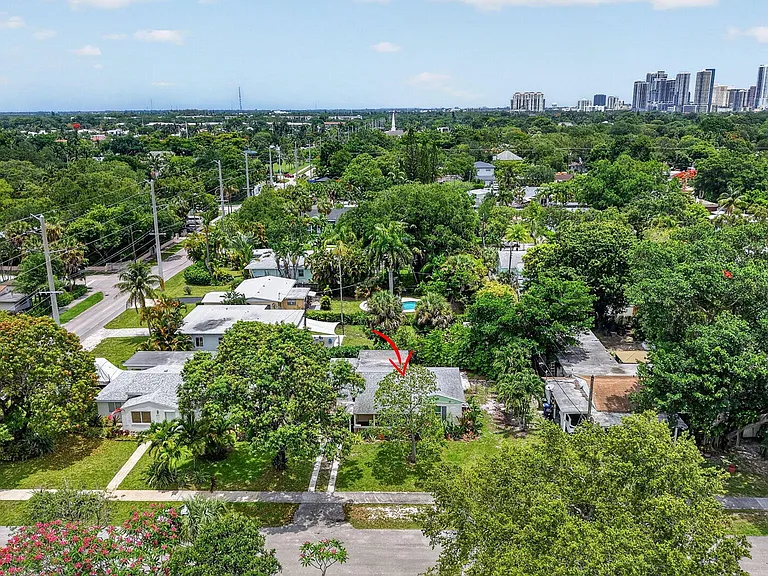 841 SW 18th Ct — Photo 47
