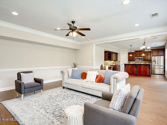 4th image of 931 Forest Drive