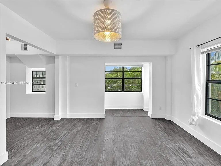 934 Michigan Ave #305 — Photo 3