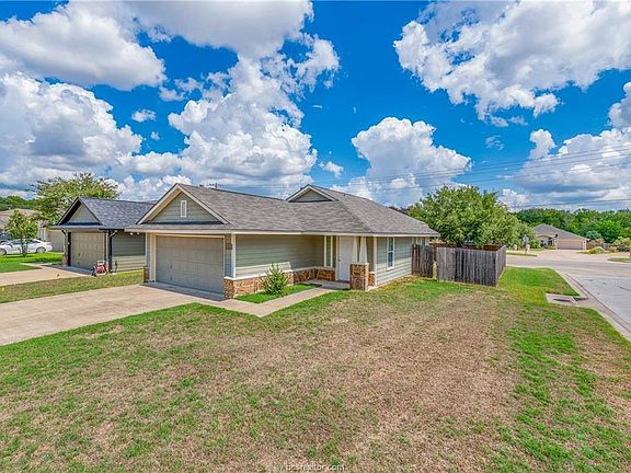 2nd image of 1033 Fallbrook Loop