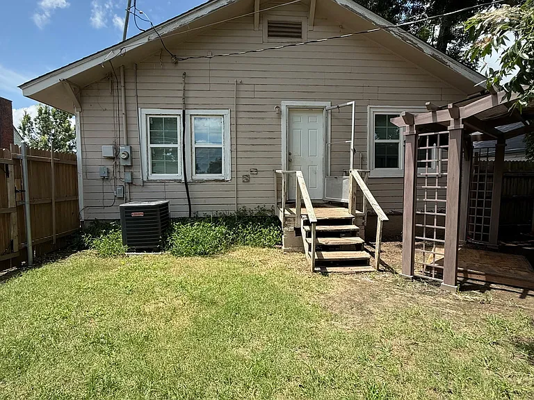 909 N Pottenger Ave — Photo 11