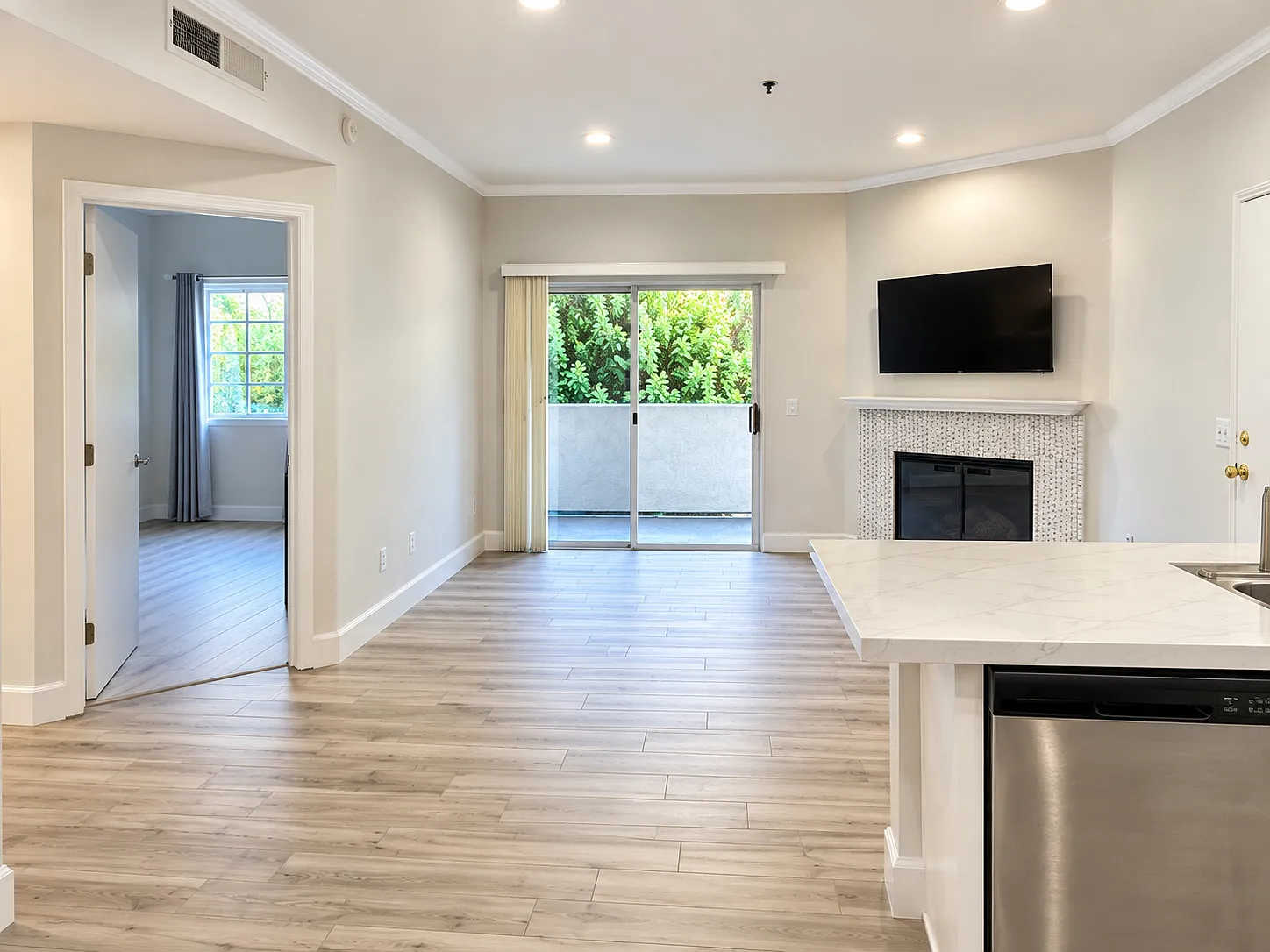 2 bed, 899 sqft, $2,850 — Photo 3
