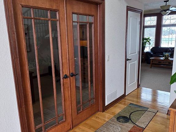 4th image of 802 NE Lake View Dr