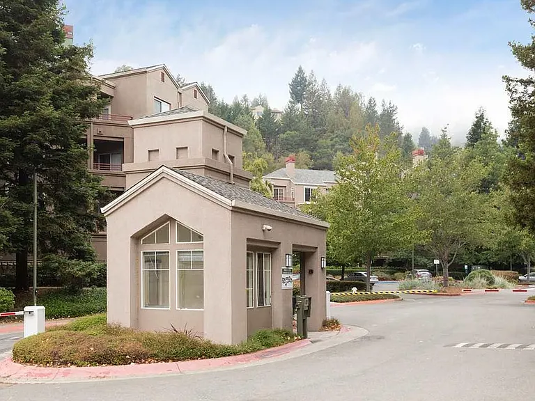 200 Caldecott Ln — Photo 17