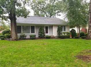 35 Glenmere Dr, Cranston, RI 02920