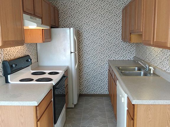 KITCHEN WITH STOVE, REFRIGERATOR & DISHWASHER
