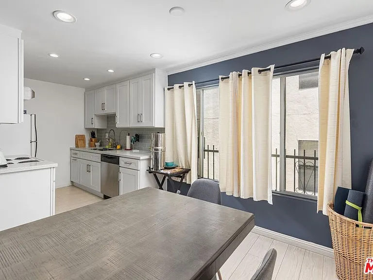 12801 Moorpark St #206 — Photo 7