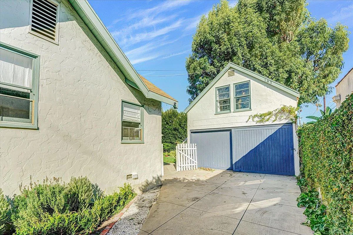 Studio, 400 sqft, $1,995 — Photo 2