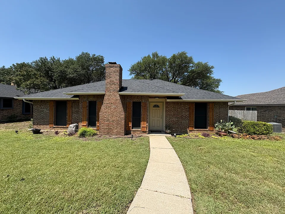 2000 Azalea St