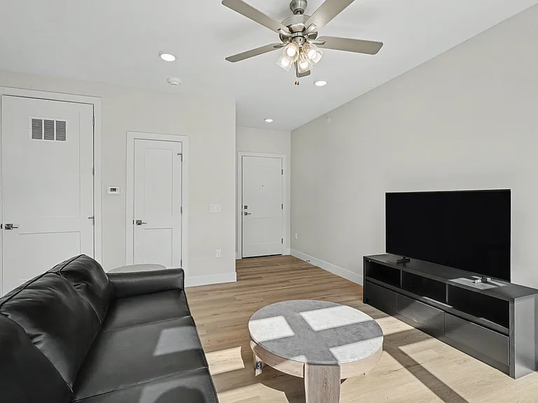 512 W Clark St — Photo 12