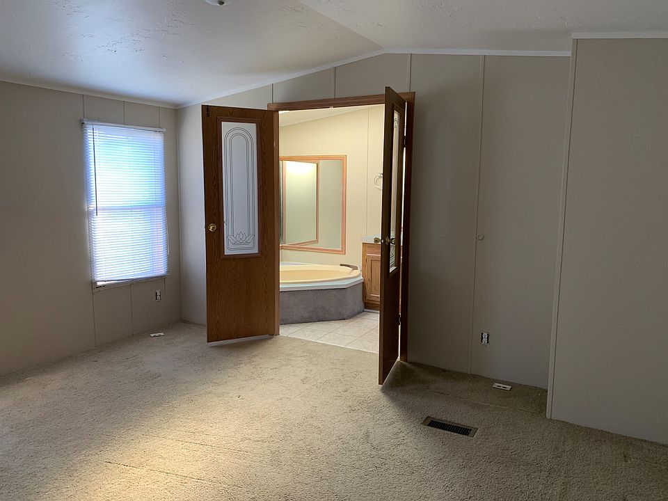 2nd image of 401 Laurel Dr