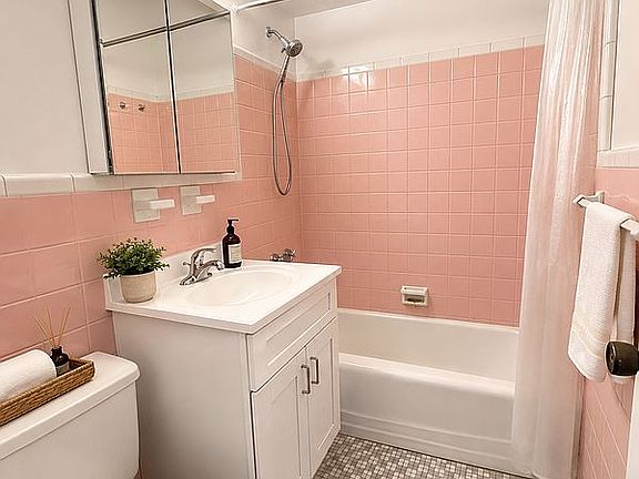 4th image of 215 Adams St APT 6D
