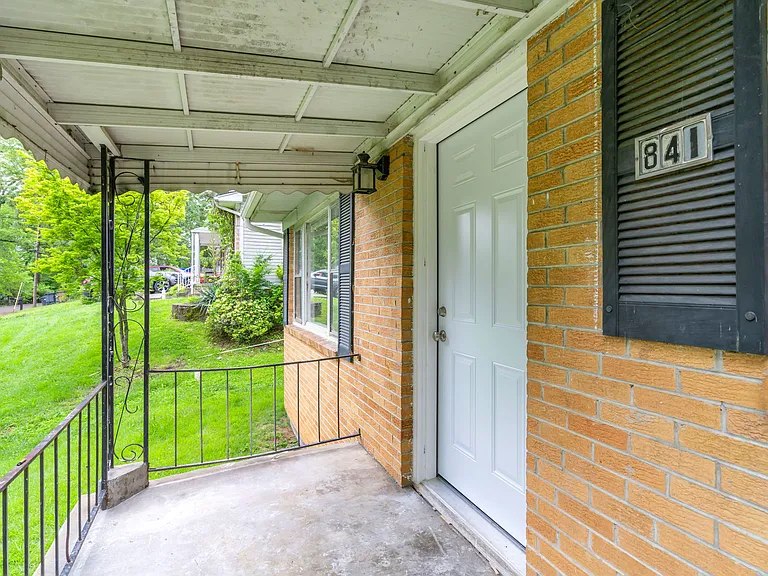 841 Farragut Ave — Photo 2