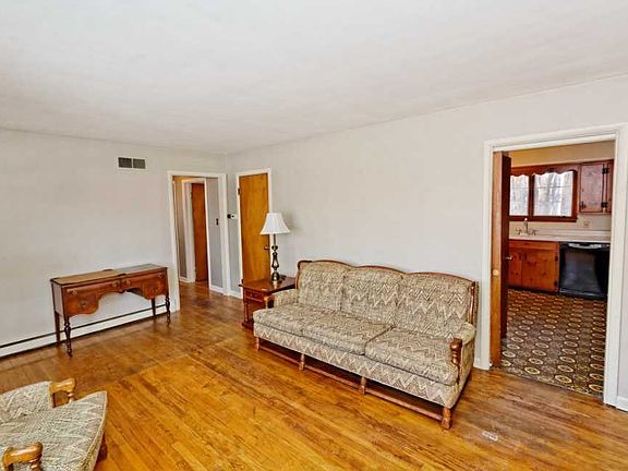 5th image of 57 Parkwood Dr