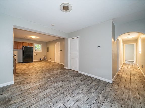 5th image of 612 Willow St