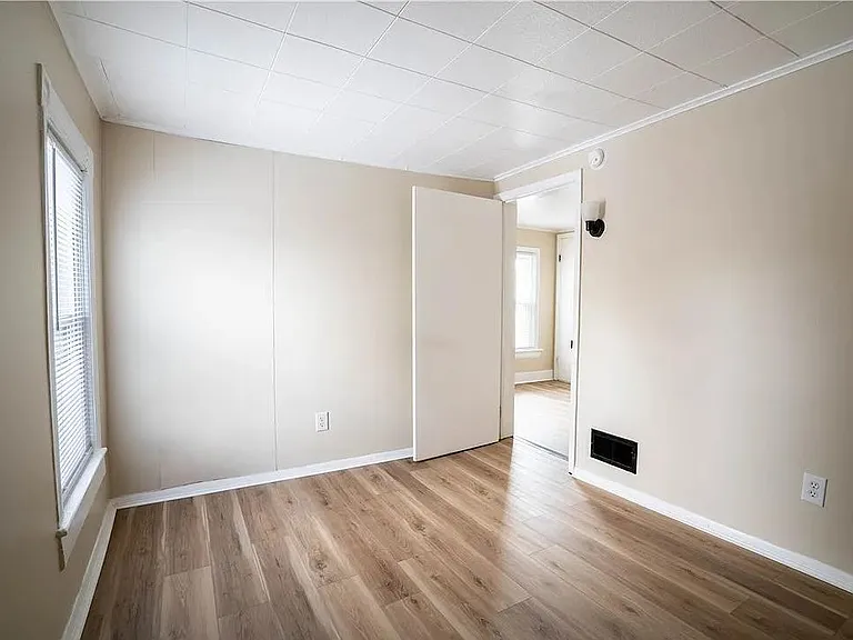 327 William St — Photo 13
