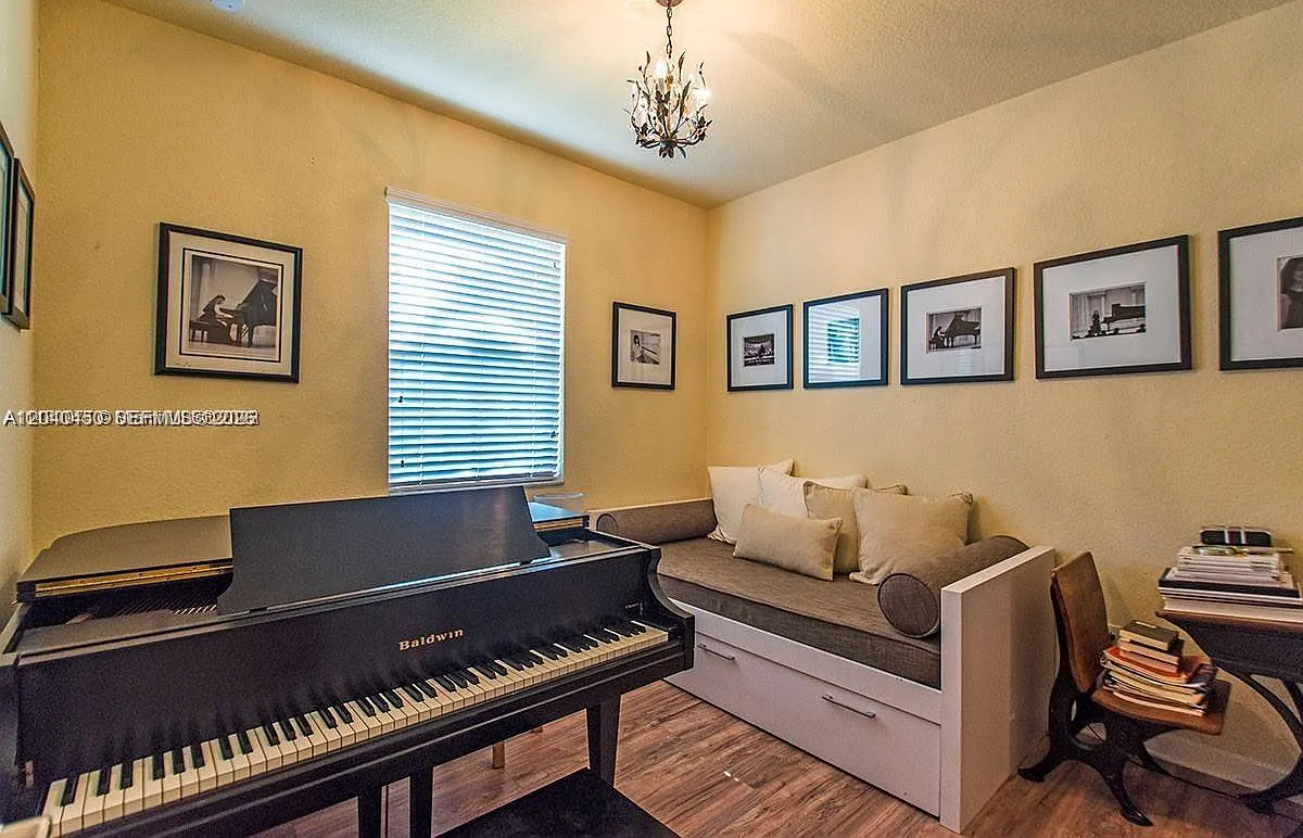 5 bed, 3.0 bath, 2589 sqft, $4,795 — Photo 4