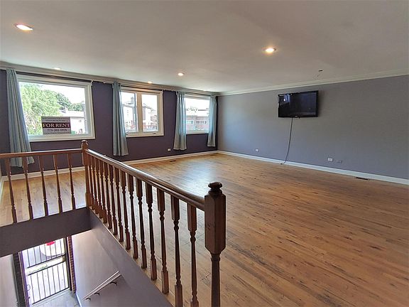 2nd image of 1050 N Milwaukee Ave