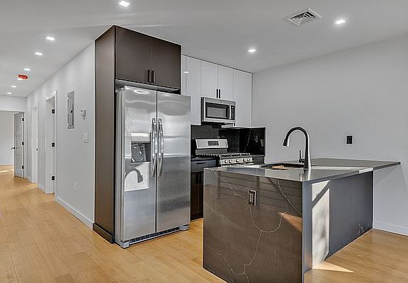2nd image of 935 E 31st St Floor 2
