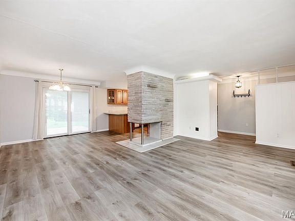5th image of 28 Berkshire Dr