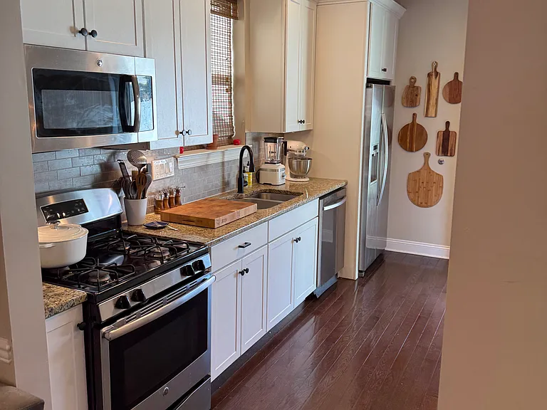 422 E Hector St — Photo 8