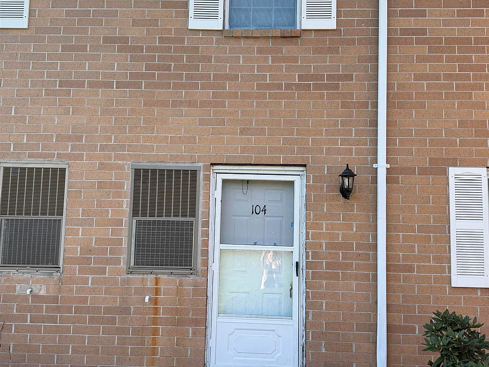 104 Elmwood Dr