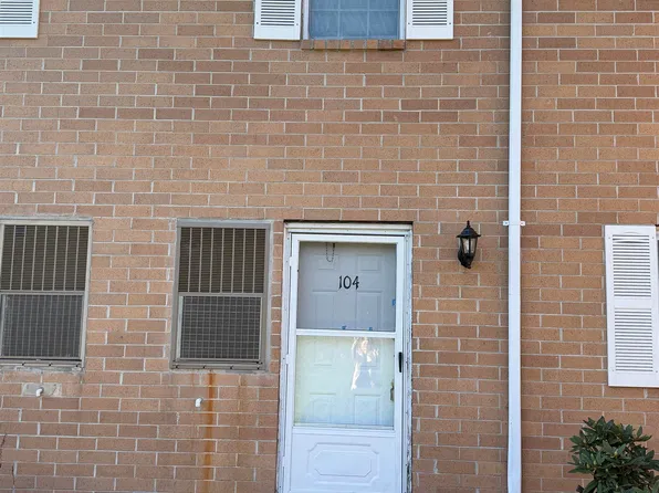 104 Elmwood Dr, Hudson, NH 03051