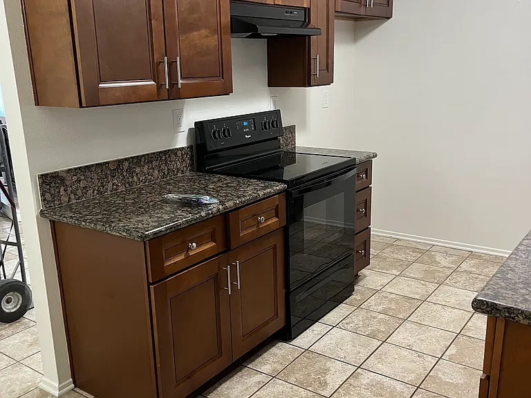 Pointe Newport Apartments — Photo 11