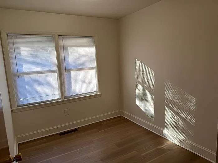 3 bed, 1.0 bath, 991 sqft, $900 — Photo 3
