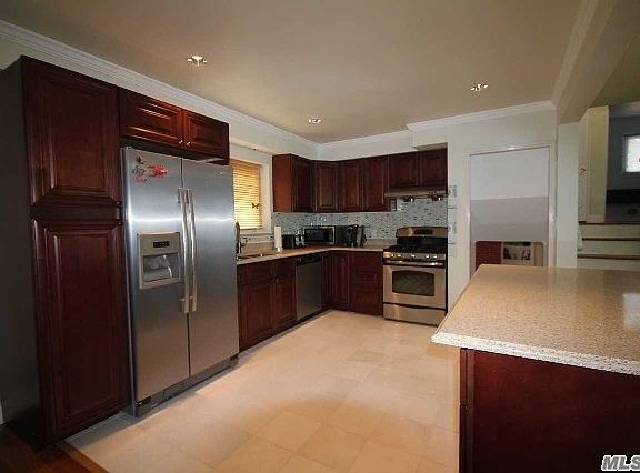 4th image of 8 Surrey Ln