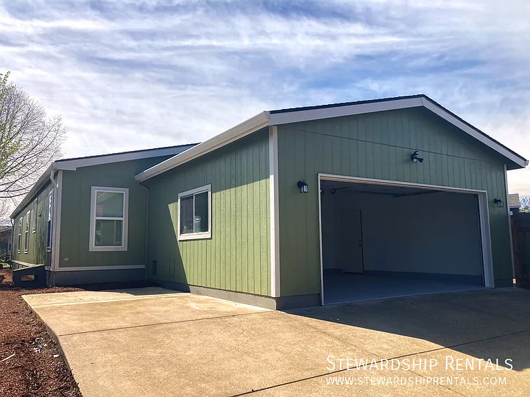 1313 Bramblewood Ln — Photo 2