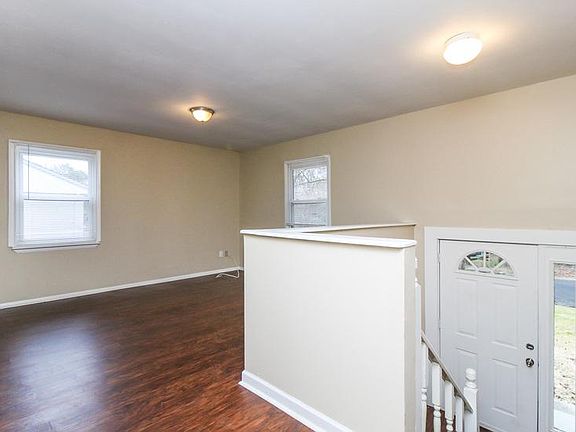 4th image of 986 Vinton Woods Dr