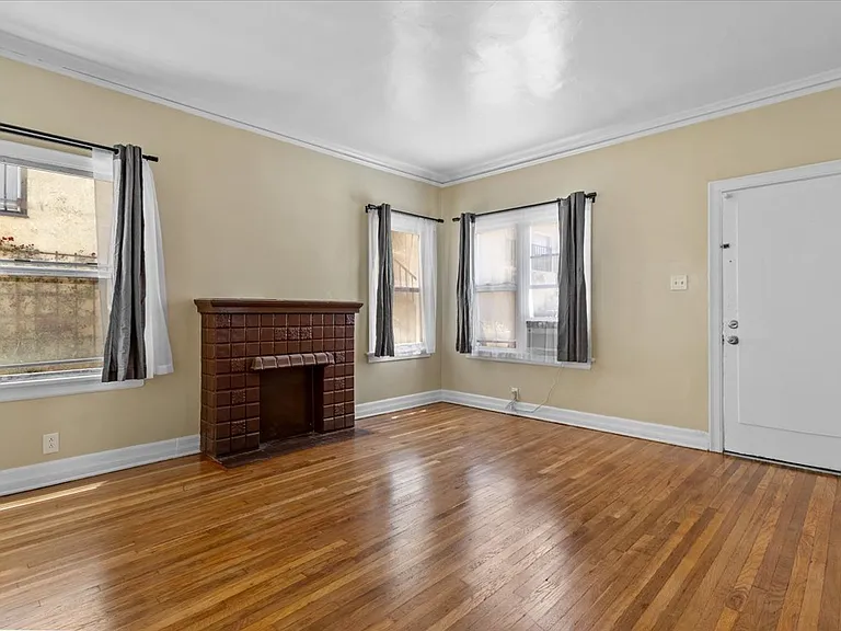 4854 1/4 Mascot St — Photo 10