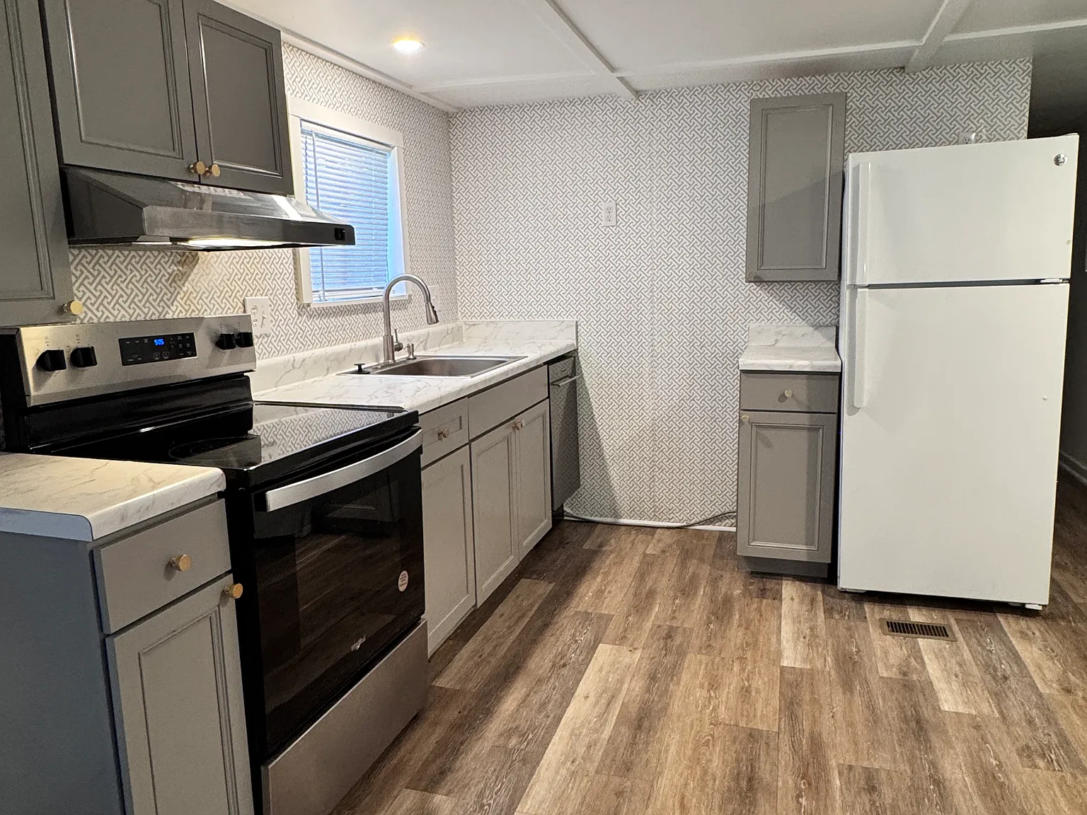 812 Blossom Dr — Photo 3