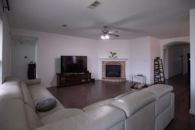 404 Barnstorm Dr — Photo 3