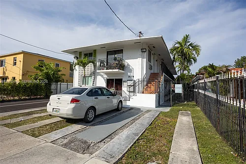 979 SW 10th St #2 Photo 1