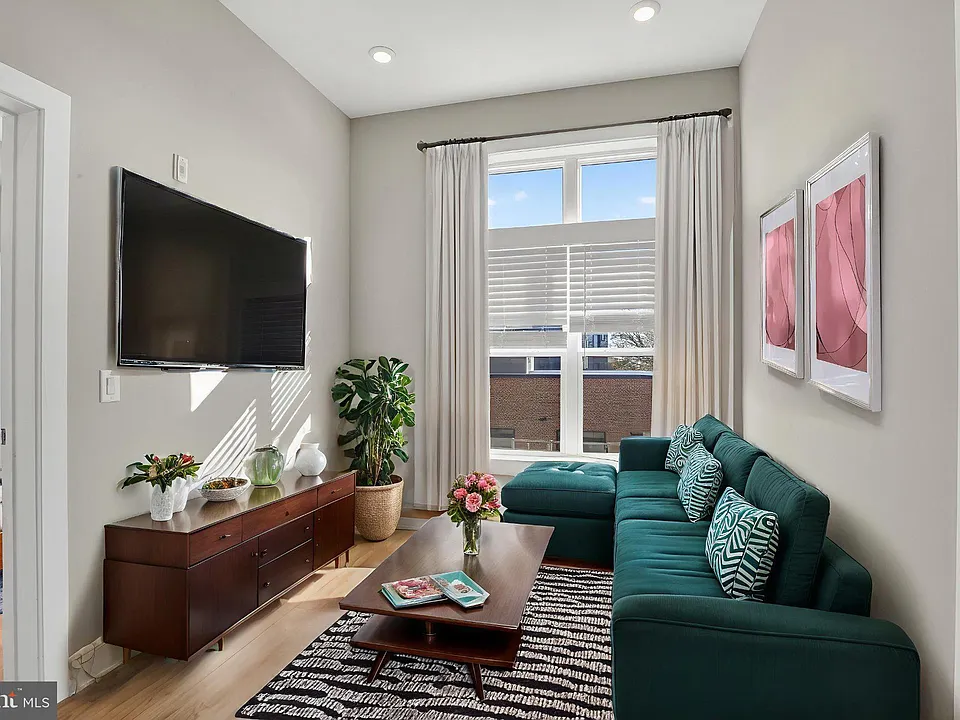 2034 N Front St #4