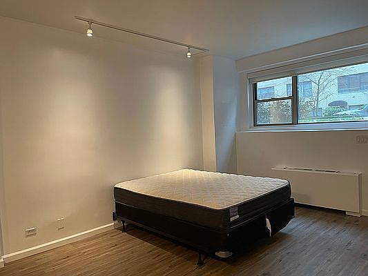 4th image of 330 E 49th St APT Th3