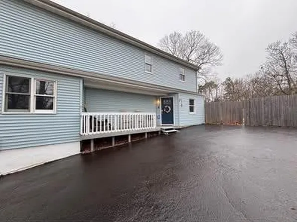 26 Pineoaks Place, Farmingville, NY 11738