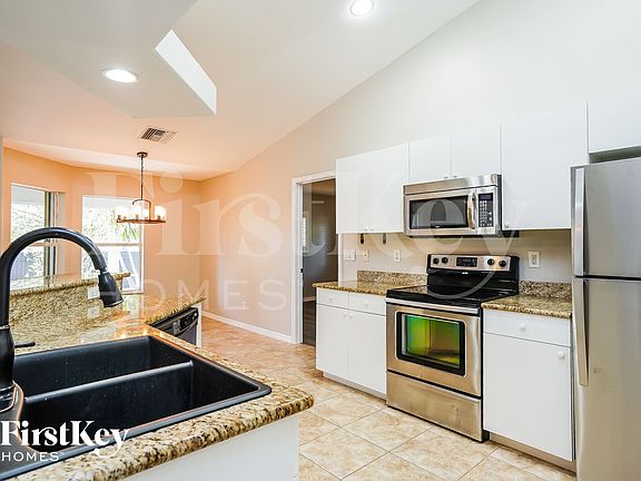 5th image of 4028 NE 10th Pl