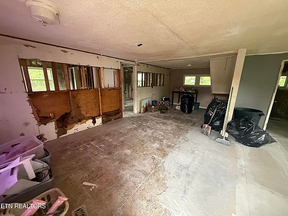 2nd image of 108 Jasper Ln