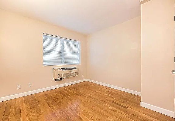 4th image of 90 Sullivan Pl APT 4A