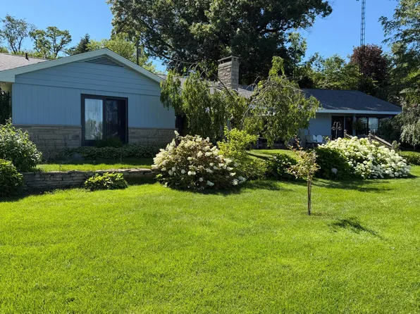 55895 Inn D Inn Dr, Dowagiac, MI 49047