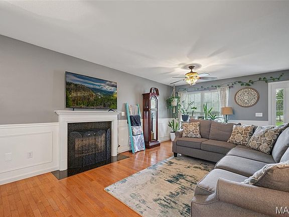 2nd image of 2307 Garden Ln