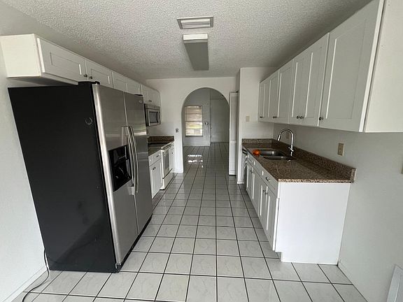 4th image of 3276 Laurel Dale Dr