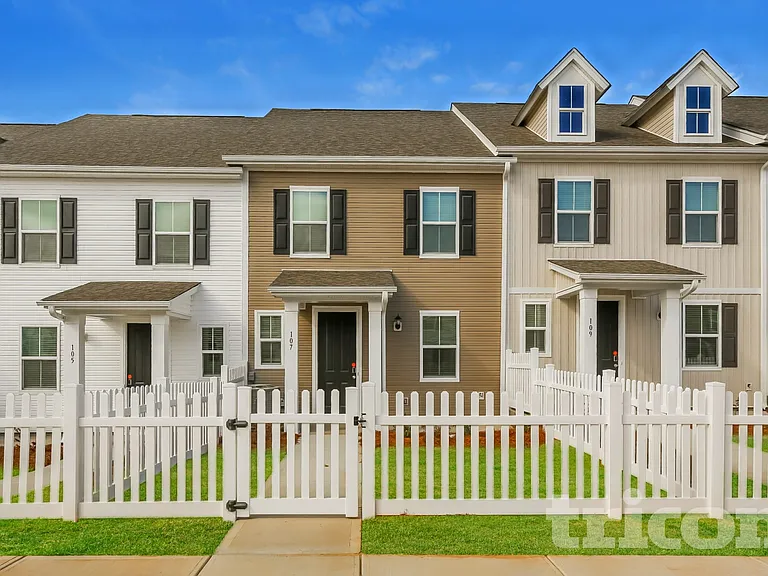 107 Red Oak Ct — Photo 1