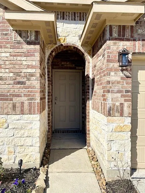 3 bed, 2.0 bath, 1669 sqft, $1,995 — Photo 2