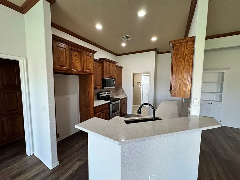 2345 Bradford Ave — Photo 6