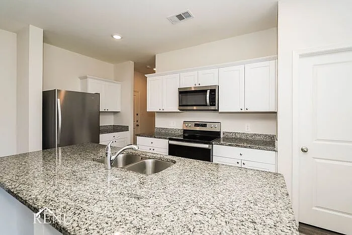 4 bed, 2.5 bath, 2095 sqft, $2,325 — Photo 3
